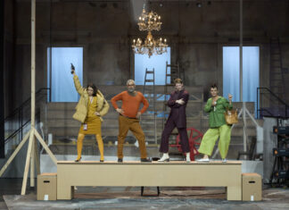 Floriane Kleinpaß (Maude), Mansur Ajang (Armin), Christopher Heisler (Gabor) und Bettina Engelhardt (Silke) in "Jeeps" von Nora Abdel-Maksoud. Regie: Rafael Sanchez. Premiere am 26. April 2024 im Grillo-Theater. Foto: Nils Heck