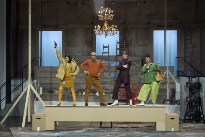 Floriane Kleinpaß (Maude), Mansur Ajang (Armin), Christopher Heisler (Gabor) und Bettina Engelhardt (Silke) in "Jeeps" von Nora Abdel-Maksoud. Regie: Rafael Sanchez. Premiere am 26. April 2024 im Grillo-Theater. Foto: Nils Heck