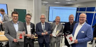 Kreisdirektor und Schuldezernent Philipp Gilbert, Clemens Urbanek (IHK zu Düsseldorf), Landrat Thomas Hendele, Gregor Frankenstein-von der Beeck (Geschäftsführer der matrix GmbH und Vertreter der zdi-Landesinitiative), Velberts Bürgermeister Dirk Lukrafka und Schulleiter Frank Flanze. Foto: Kreis Mettmann