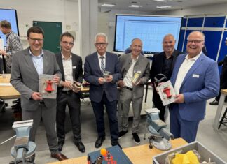 Kreisdirektor und Schuldezernent Philipp Gilbert, Clemens Urbanek (IHK zu Düsseldorf), Landrat Thomas Hendele, Gregor Frankenstein-von der Beeck (Geschäftsführer der matrix GmbH und Vertreter der zdi-Landesinitiative), Velberts Bürgermeister Dirk Lukrafka und Schulleiter Frank Flanze. Foto: Kreis Mettmann