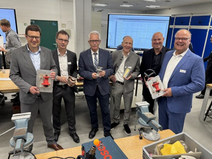 Kreisdirektor und Schuldezernent Philipp Gilbert, Clemens Urbanek (IHK zu Düsseldorf), Landrat Thomas Hendele, Gregor Frankenstein-von der Beeck (Geschäftsführer der matrix GmbH und Vertreter der zdi-Landesinitiative), Velberts Bürgermeister Dirk Lukrafka und Schulleiter Frank Flanze. Foto: Kreis Mettmann Kreisdirektor und Schuldezernent Philipp Gilbert, Clemens Urbanek (IHK zu Düsseldorf), Landrat Thomas Hendele, Gregor Frankenstein-von der Beeck (Geschäftsführer der matrix GmbH und Vertreter der zdi-Landesinitiative), Velberts Bürgermeister Dirk Lukrafka und Schulleiter Frank Flanze. Foto: Kreis Mettmann