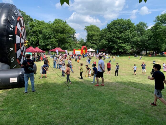 Die Organisatoren des diesjährigen Kinderspielfestes am Rodelberg hoffen auf schönes Wetter und zahlreiche Besucherinnen und Besucher – so wie 2023. Archivfoto: Stadt Ratingen
