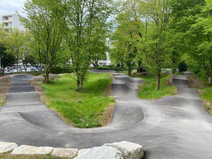 Der Pumptrack im Grünzug an der Dieselstraße in West ist ab sofort nutzbar. Foto: Stadt Ratingen