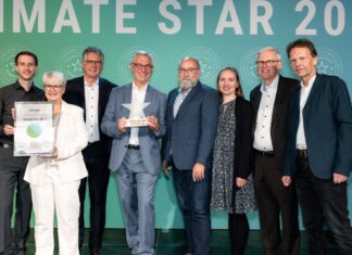 Gemeinsame Freude über den Climate Star Award (v.l.n.r.): Philip Herms (Klimaschutzmanagement Stadt Ratingen), Susanne Berger (Verbraucherzentrale), Klaus Berle (Bürgersolarberater), Bürgermeister Klaus Pesch, Bernd Groher (Bürgersolarberater), Lilia Paul (Klimaschutzmanagement Stadt Ratingen), Dieter Koenemann (Bürgersolarberater) und Umweltdezernent Prof. Dr. Bert Wagener. Foto: Braun & Nolz Media