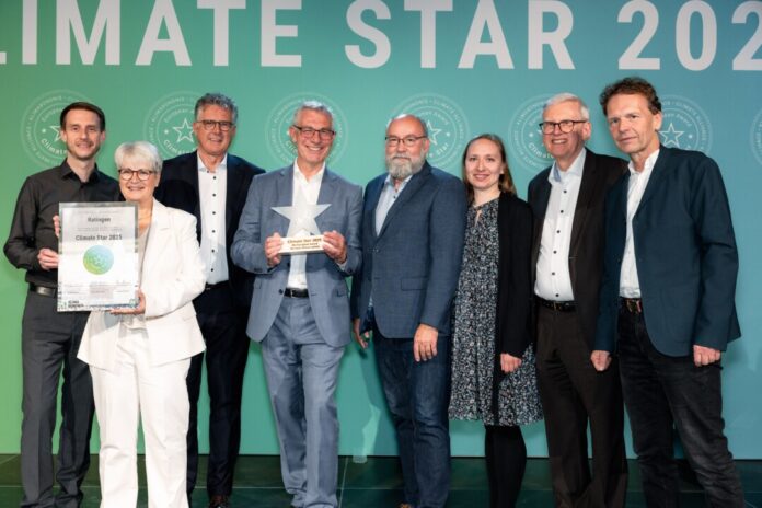Gemeinsame Freude über den Climate Star Award (v.l.n.r.): Philip Herms (Klimaschutzmanagement Stadt Ratingen), Susanne Berger (Verbraucherzentrale), Klaus Berle (Bürgersolarberater), Bürgermeister Klaus Pesch, Bernd Groher (Bürgersolarberater), Lilia Paul (Klimaschutzmanagement Stadt Ratingen), Dieter Koenemann (Bürgersolarberater) und Umweltdezernent Prof. Dr. Bert Wagener. Foto: Braun & Nolz Media