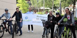 Mitglieder des Ratinger Jugendrates und der Ratinger Fahrradbeauftragte rufen zur Teilnahme am Stadtradeln 2025 auf (v.l.n.r.): Nico Sengupta, Konstantin Westhoff, Kenny Weißgerber (Fahrradbeauftragter), Jasper Claus, Finja Reuter, Bibiana Rudakowski, Magdalena Lepper. Foto: Stadt Ratingen