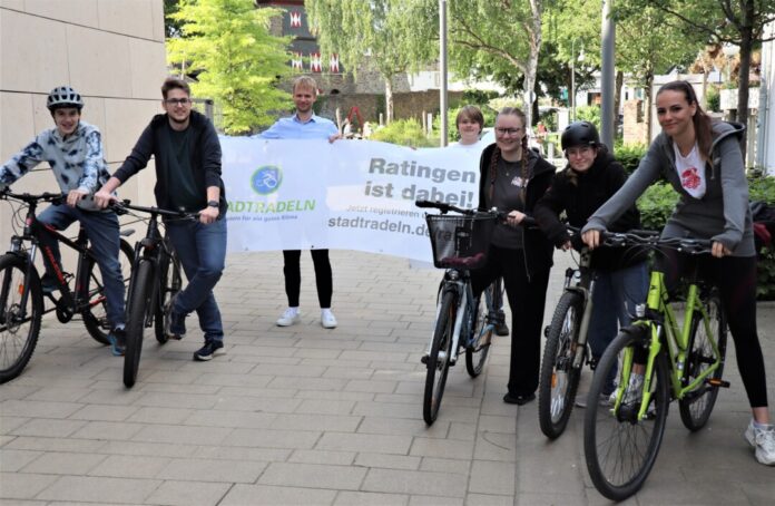Mitglieder des Ratinger Jugendrates und der Ratinger Fahrradbeauftragte rufen zur Teilnahme am Stadtradeln 2025 auf (v.l.n.r.): Nico Sengupta, Konstantin Westhoff, Kenny Weißgerber (Fahrradbeauftragter), Jasper Claus, Finja Reuter, Bibiana Rudakowski, Magdalena Lepper. Foto: Stadt Ratingen