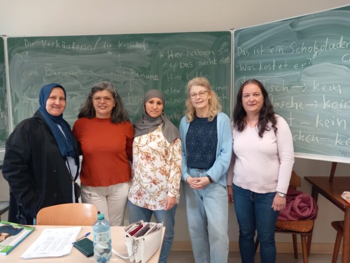 Freuen sich über das neue Angebot von VHS und Diakonie (von links nach rechts): Loubna El Outmani (Mimikids), Georgia Triantafyllidou (Deutsch-Dozentin), Khalida El Ghaghouri und Karin Kruchen (beide Mimikids) sowie VHS-Fachbereichsleiterin Natascha Wagner. Foto: Stadt Ratingen Freuen sich über das neue Angebot von VHS und Diakonie (von links nach rechts): Loubna El Outmani (Mimikids), Georgia Triantafyllidou (Deutsch-Dozentin), Khalida El Ghaghouri und Karin Kruchen (beide Mimikids) sowie VHS-Fachbereichsleiterin Natascha Wagner. Foto: Stadt Ratingen
