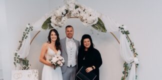 Nathalie und Maximilian Bertinchamp wollten bewusst am 25.5.25 heiraten, ihrem dritten Jahrestag. Standesbeamtin Jasmin Piller hat das Ratinger Paar unter die Haube gebracht. Foto: Stadt Ratingen