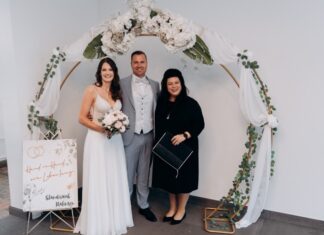 Nathalie und Maximilian Bertinchamp wollten bewusst am 25.5.25 heiraten, ihrem dritten Jahrestag. Standesbeamtin Jasmin Piller hat das Ratinger Paar unter die Haube gebracht. Foto: Stadt Ratingen