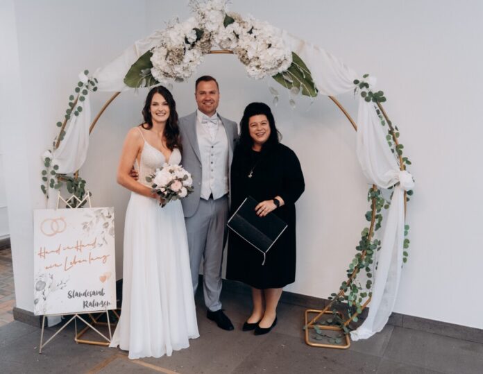 Nathalie und Maximilian Bertinchamp wollten bewusst am 25.5.25 heiraten, ihrem dritten Jahrestag. Standesbeamtin Jasmin Piller hat das Ratinger Paar unter die Haube gebracht. Foto: Stadt Ratingen