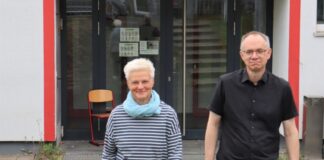 Projektleiterin Ilka Dee und VHS-Leiter Jörg Althen freuen sich, dass die Boje auch im kommenden Schuljahr fortgeführt wird. Der Unterricht findet im VHS-Gebäude an der Schützenstraße 54 statt. Foto: Stadt Ratingen