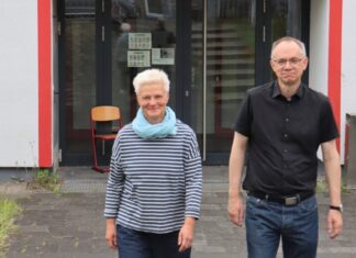 Projektleiterin Ilka Dee und VHS-Leiter Jörg Althen freuen sich, dass die Boje auch im kommenden Schuljahr fortgeführt wird. Der Unterricht findet im VHS-Gebäude an der Schützenstraße 54 statt. Foto: Stadt Ratingen