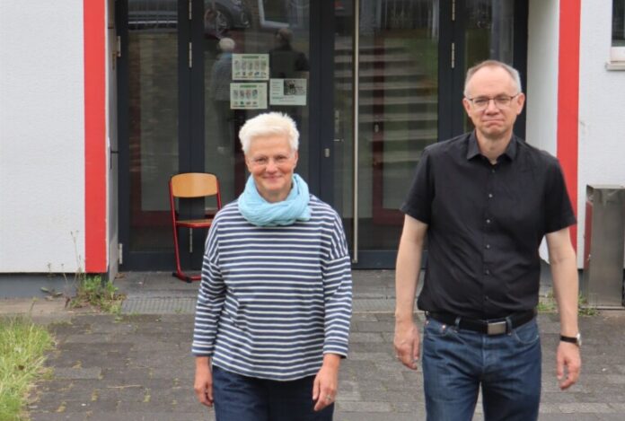 Projektleiterin Ilka Dee und VHS-Leiter Jörg Althen freuen sich, dass die Boje auch im kommenden Schuljahr fortgeführt wird. Der Unterricht findet im VHS-Gebäude an der Schützenstraße 54 statt. Foto: Stadt Ratingen Projektleiterin Ilka Dee und VHS-Leiter Jörg Althen freuen sich, dass die Boje auch im kommenden Schuljahr fortgeführt wird. Der Unterricht findet im VHS-Gebäude an der Schützenstraße 54 statt. Foto: Stadt Ratingen