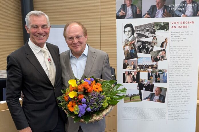 2025-05-28Ehrung Vielhaus Als Geschenk zu seinem Jubiläum überreichte Bürgermeister Klaus Pesch seinem Stellvertreter Ewald Vielhaus ein Roll-up mit Stationen seiner langen politischen Laufbahn. Foto: Stadt Ratingen