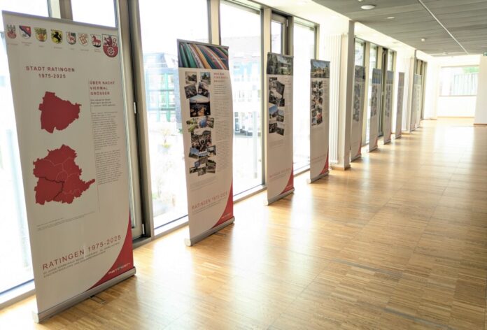 Im Wandelgang des Rathaus-Westflügels in der ersten Etage gewinnt man einen plastischen Eindruck von der Entwicklung Ratingens in den letzten 50 Jahren. Foto: Stadt Ratingen