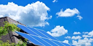 Eine Photovoltaikanlage auf einem Dach. Foto: VZ NRW/adpic