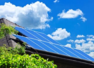 Eine Photovoltaikanlage auf einem Dach. Foto: VZ NRW/adpic
