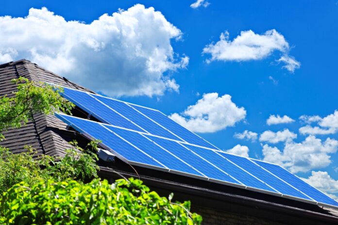 Eine Photovoltaikanlage auf einem Dach. Foto: VZ NRW/adpic