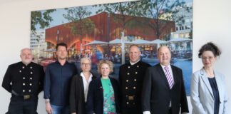 Trafen sich zur Spendenübergabe (v.l.n.r.): Ralf Drüge, Schornsteinfegermeister, Jan Schnatmann, Geschäftsführer Rheingrund Immobilien Verwaltungs-GmbH, Birgit Wurzler und Ute Rinke, Hebammen und Familienbegleiterinnen des Projektes Stille Geburt, Andreas van Gastel, Schornsteinfegermeister, Dr. med. Holger Stiller, Vorstand der Kaiserswerther Diakonie und Krankenhausdirektor am Florence-Nightingale-Krankenhaus sowie Christine Taylor, Geschäftsführerin der Förderstiftung der Kaiserswerther Diakonie. Foto: Kaiserswerther Diakonie
