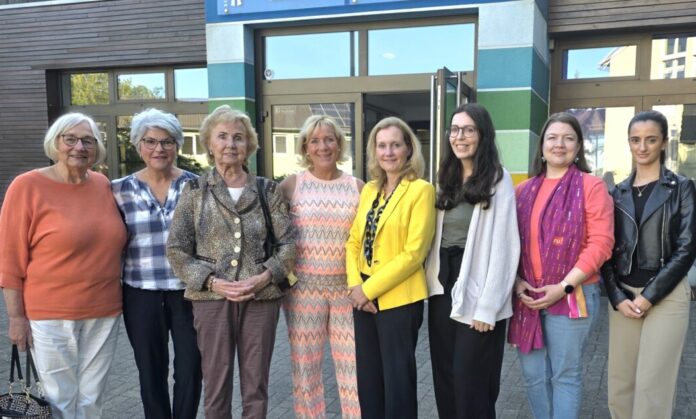 20250515_Von Frau zu Frau Der Austausch „Von Frau zu Frau“ mit Referentin Nathalie Schöndorf, Geschäftsführerin des Jobcenters ME-aktiv fand im Club statt. Foto: FU Heiligenhaus