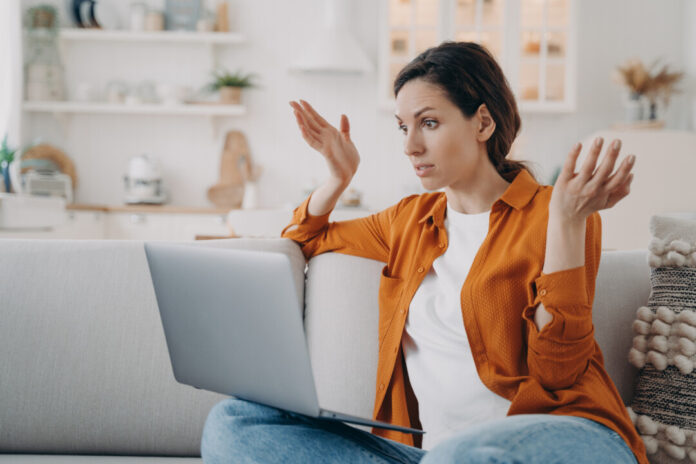 Eine Frau sitzt vor einem Laptop. Foto: VZ NRW/adpic