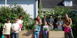 Das Gruppenbild zeigt die jungen Hobbygärtner, die beim Aufbau und Bepflanzen der Hochbeete mitgewirkt haben und sich schon auf die erste Ernte freuen – Naschen ist hier übrigens ausdrücklich erwünscht. Foto: Stadt Ratingen