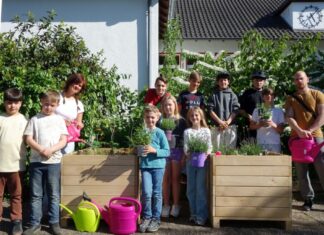 Das Gruppenbild zeigt die jungen Hobbygärtner, die beim Aufbau und Bepflanzen der Hochbeete mitgewirkt haben und sich schon auf die erste Ernte freuen – Naschen ist hier übrigens ausdrücklich erwünscht. Foto: Stadt Ratingen