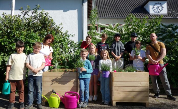 Das Gruppenbild zeigt die jungen Hobbygärtner, die beim Aufbau und Bepflanzen der Hochbeete mitgewirkt haben und sich schon auf die erste Ernte freuen – Naschen ist hier übrigens ausdrücklich erwünscht. Foto: Stadt Ratingen