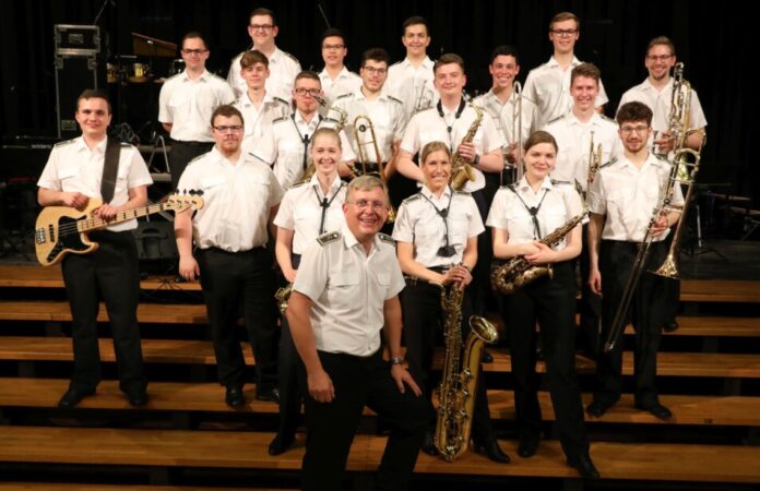 Die Big Band des Ausbildungsmusikkorps der Bunderwehr legt einen Stopp in Heiligenhaus ein. Foto: Uwe Rieger, Düsseldorf Die Big Band des Ausbildungsmusikkorps der Bunderwehr legt einen Stopp in Heiligenhaus ein. Foto: Uwe Rieger, Düsseldorf