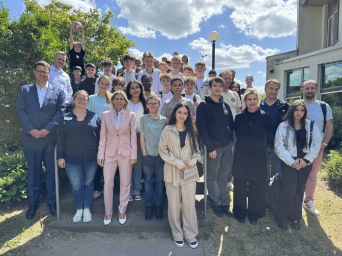 Schüler mehrere Schulen aus dem Kreis Mettmann sind jetzt geschulte Medienscouts. Foto: Kreis Mettmann Schüler mehrere Schulen aus dem Kreis Mettmann sind jetzt geschulte Medienscouts. Foto: Kreis Mettmann