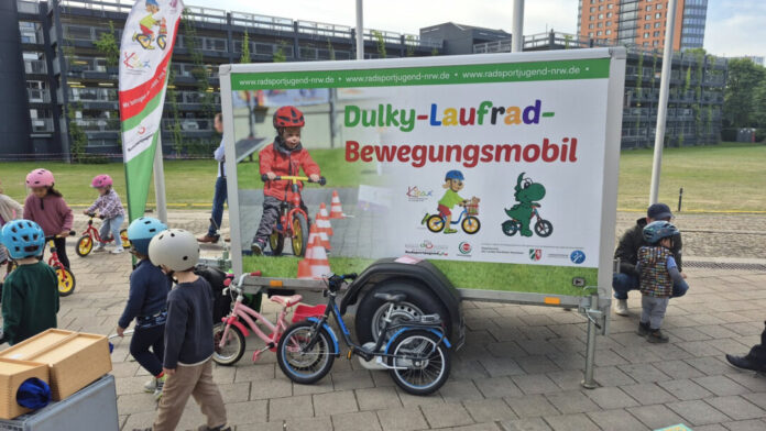 Der CDU-Landtagsabgeordnete Martin Sträßer unterstützt das Bewegungsprojekt der Radsportjugend NRW. Foto: Team Martin Sträßer-Laufrad-Bewegungsmobil_2 Der CDU-Landtagsabgeordnete Martin Sträßer unterstützt das Bewegungsprojekt der Radsportjugend NRW. Foto: Team Martin Sträßer