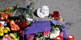 Zeichen der Anteilnahme: Auf einem Bürgersteig an dem Spielplatz sind Kerzen und Blumen niedergelegt worden.