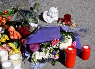 Zeichen der Anteilnahme: Auf einem Bürgersteig an dem Spielplatz sind Kerzen und Blumen niedergelegt worden.