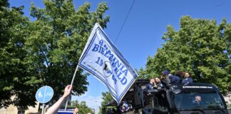 Jubel beim Empfang: Arminia Bielefeld tourt durch die Stadt.