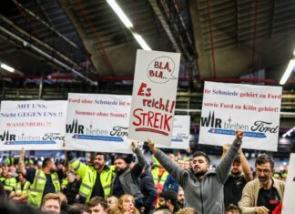 Die Stimmung war schon im Dezember schlecht bei Ford in Köln, wie viele Beschäftigte auf einer Betriebsversammlung deutlich machten - sie bangen um ihre berufliche Zukunft.