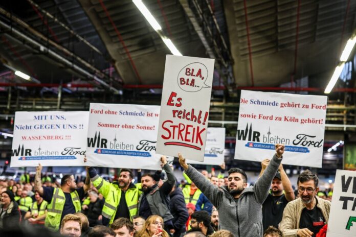 Die Stimmung war schon im Dezember schlecht bei Ford in Köln, wie viele Beschäftigte auf einer Betriebsversammlung deutlich machten - sie bangen um ihre berufliche Zukunft.