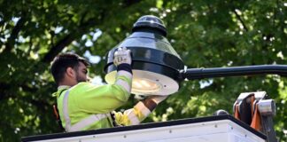 Der Strom fließt, das Gas ist ersetzt. Viele Laternen werden in Düsseldorf aus Energiespar- und Klimaschutzgründen auf LED-Technik umgestellt. 