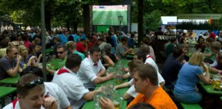 Das Pokalfinale darf in Berlin im Freien geschaut werden. 