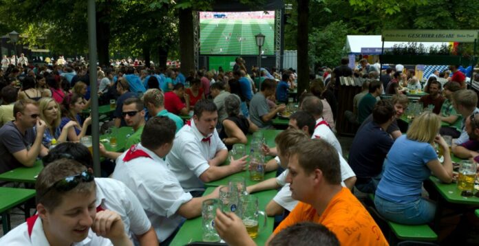 Das Pokalfinale darf in Berlin im Freien geschaut werden. 