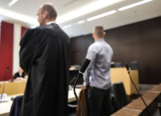 Prozessauftakt gegen einen jungen Polizisten am Landgericht Düsseldorf. 