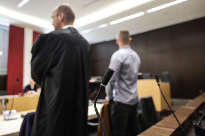 Prozessauftakt gegen einen jungen Polizisten am Landgericht Düsseldorf. 
