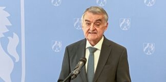 NRW-Innenminister Herbert Reul (CDU) sieht die Ermittlungen im Spionagefall am Anfang.