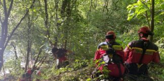 Lebensgefährliche Verletzungen hat ein Jugendlicher bei einem Sturz von einer Schaukel an einem See erlitten. 