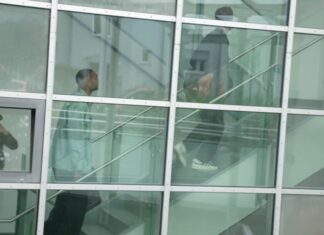 Jonathan Tah kommt zum Medizincheck.