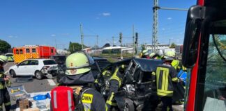 Bei einem Auffahrunfall eines Busses sind auf der A59 acht Menschen verletzt worden. 