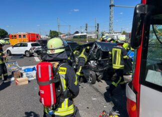 Bei einem Auffahrunfall eines Busses sind auf der A59 acht Menschen verletzt worden. 