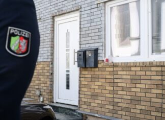 Nach dem Tod von zwei jungen Erntehelfern in einem Haus in Höxter ermittelt die Polizei.