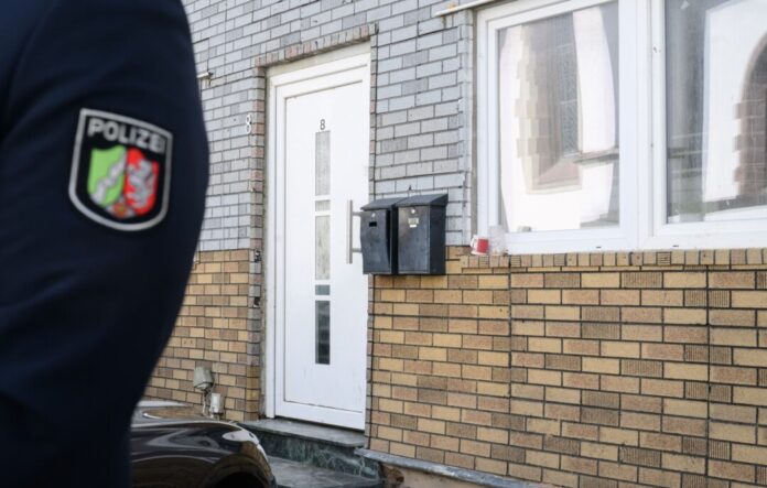 Nach dem Tod von zwei jungen Erntehelfern in einem Haus in Höxter ermittelt die Polizei.