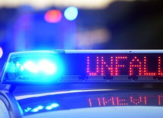 Die Polizei sperrt die Straße wegen eines tödlichen Unfalls. (Symbolbild)